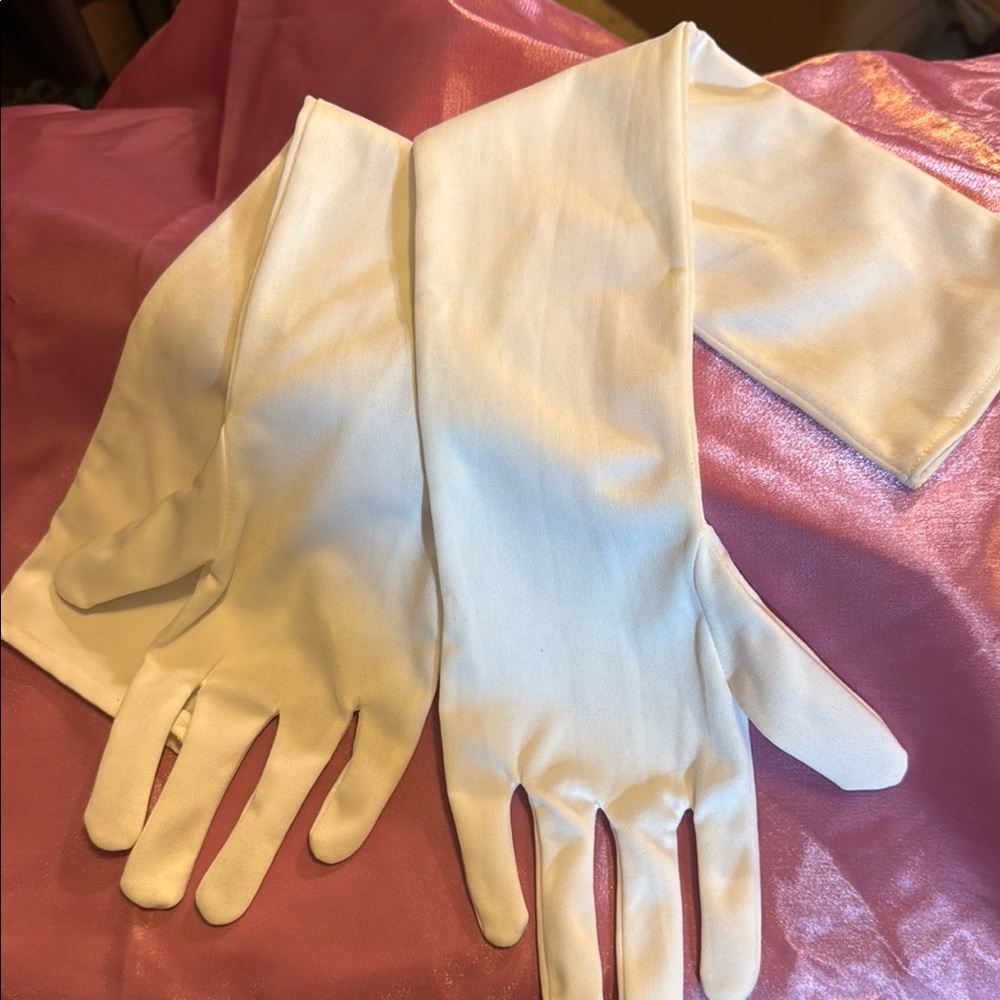 Elegant White Women's Opera length gloves
BRAND NEW NEVER WORN